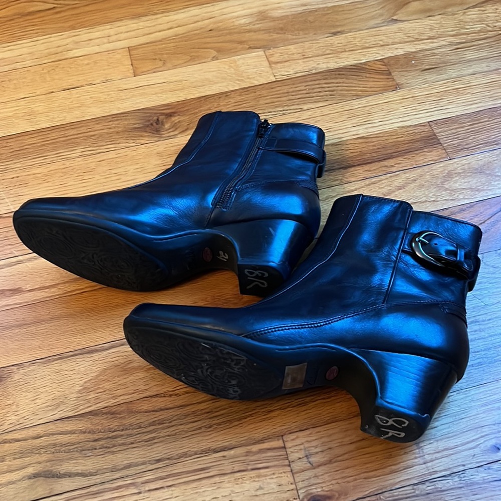 Clarks Artisan black zippered boots, size 8M in EUC